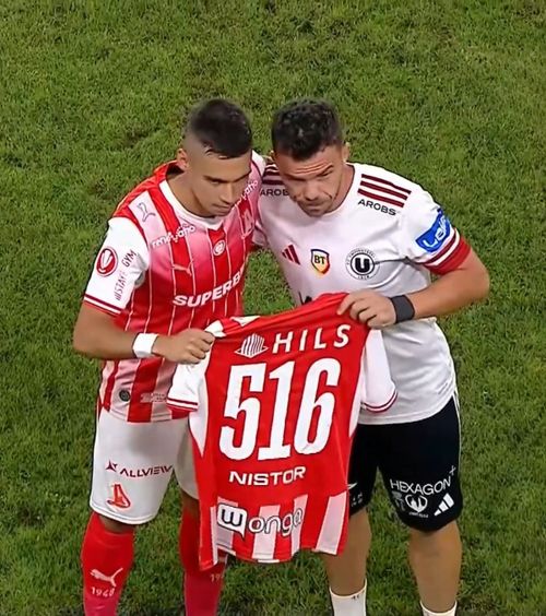 DINAMO - U CLUJ. Dan Nistor, omagiat înainte de startul partidei Foto captură VIDEO Prima Sport .jpg