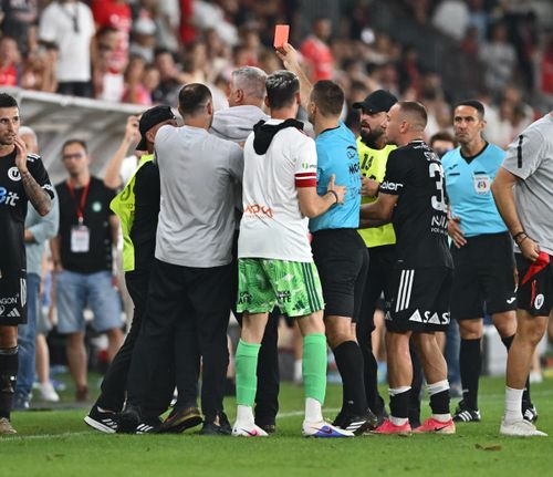 Cristiano Bergodi, eliminat după meciul Dinamo - U Cluj. Foto: Raed Krishan/GOLAZO.ro