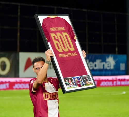 CFR - FCSB. Mario Camora, premiat pentru 600 de meciuri în tricoul ardelenilor Foto: Iosif Popescu - GOLAZO.ro.jpeg