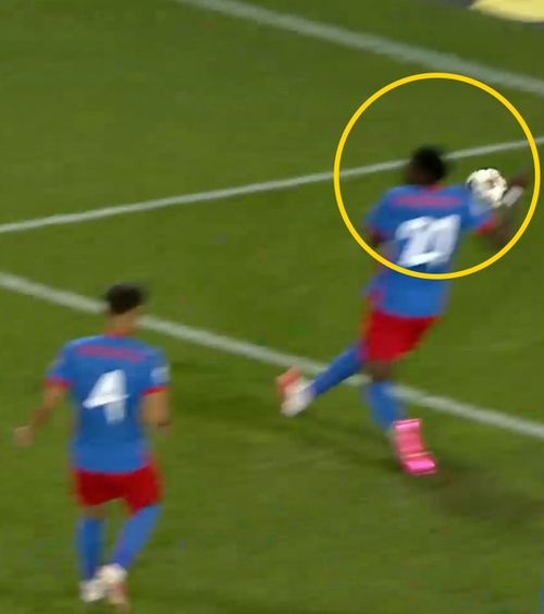 Clujenii au luat foc   FOTO.  CFR  a cerut vehement penalty  în minutul 11 cu FCSB! Doi jucători ar fi jucat mingea cu mâna!