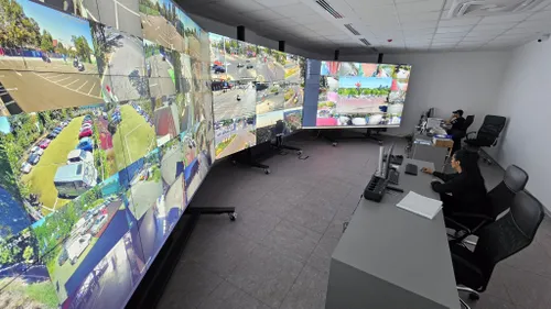 FOTO | Ecrane multe, oameni puțini la Big Brother marca Sectorul 4. Se lucrează intens, 24 din 24, pentru viața bucureștenilor, doar că din cinci scaune sunt ocupate două