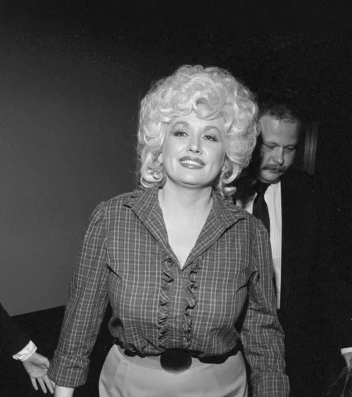 Dolly Parton și legăturile cu sportul   Celebra artistă a încetat din viață.  Concerte pe stadioane  și ținute speciale: „Mă alegeam cu ochii vineți”