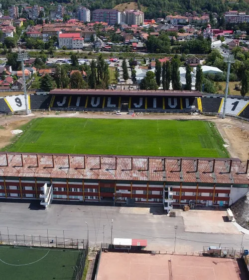 Resuscitarea unei arene ruginite   VIDEO+FOTO:   Reportaj la stadionul din Petroșani,  renovat pentru a deveni „casa” Corvinului. După 19 ani, aici se va juca fotbal de Liga 1