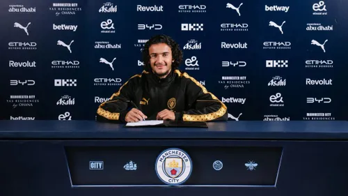 Ayyoub Bouaddi, prezentat oficial la Manchester City (foto: mancity.com)