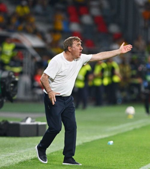 Dureri de cap pentru Hagi!   Mai mulți jucători de la națională au probleme.  Mai e o lună până la meciul cu Suedia!