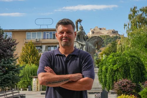 Florin Maxim, în fața statuii lui Decebal, cu cetatea medievală a Devei în fundal