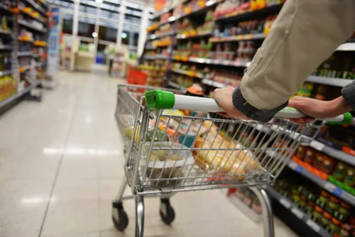 Capcana peste care putem da la rafturile supermarketurilor din București și cum ne putem feri de păcăleală. "Shrinkflation": prețul e neschimbat, dar cantitatea scade