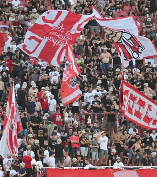 Au susținut un criminal de război   FOTO-VIDEO.  Ultrașii Stelei Roșii,  gest scandalos în Europa League,  după moartea generalului acuzat de genocid