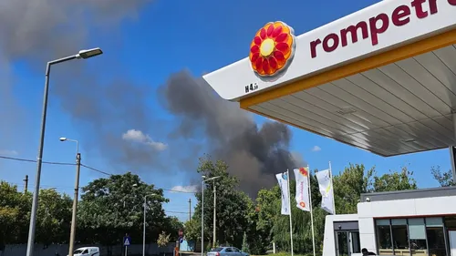 BREAKING | Incendiu la autobaza STB Ferentari, unde arde spălătoria de autobuze. Pompierii intervin cu 10 autospeciale