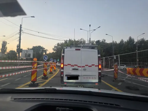 Haos în trafic, la Republica, din cauza lucrărilor la pasajul pietonal subteran de la Hala Laminor. „Este horror în zonă”