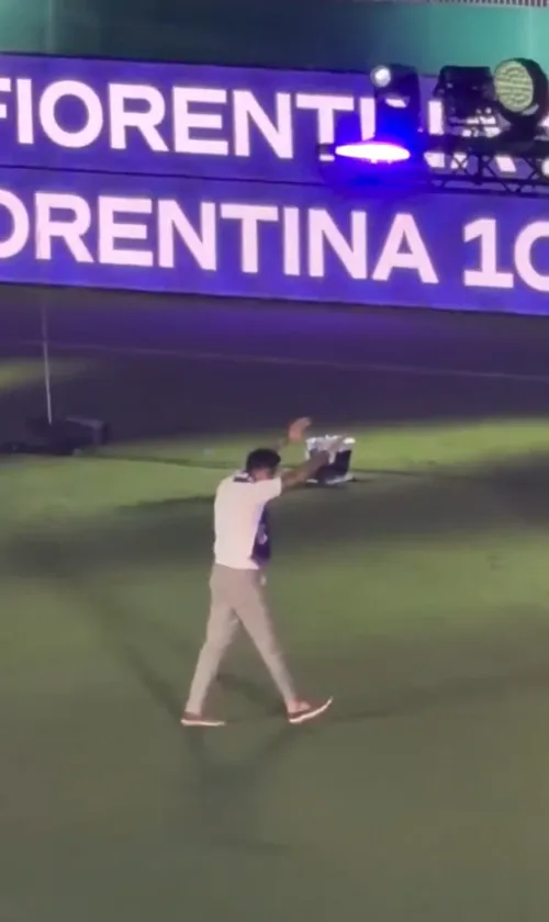 Adrian Mutu, ovaționat la evenimentul special organizat de Fiorentina. Foto: captură X/@FiorentinaUno
