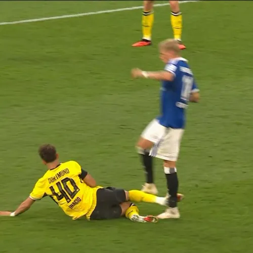 Eliminarea lui Samuele Inacio în Borussia Dortmund - Hamburg. Foto: X/@GoalsXtra