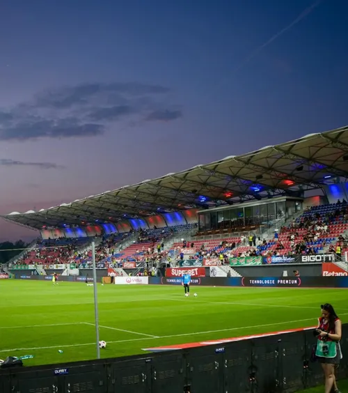 Roș-albaștri într-un oraș roș-albastru   Târgoviște, gazda perfectă pentru FCSB  cu UTA. Un teren de top și un crainic dedicat: „O onoare”