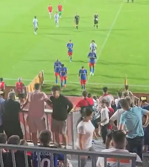 „Baciule, lasă-ne!”   VIDEO.  Scandal la FCSB! Suporterii n-au avut milă de roș-albaștri:  „Jucați, bă, fotbal!”