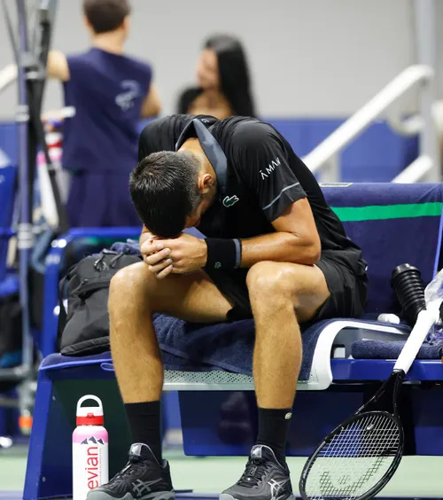 Djokovic a vomitat pe teren   FOTO.  Coșmar pentru sârb la US Open.  Nu s-a mai întâmplat asta de 20 de ani!  A izbucnit în plâns