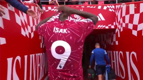 Momentul în care un adult îi smulge unui copil tricoul oferit de Alexander Isak. Foto: captură X / @TheBelgianCule