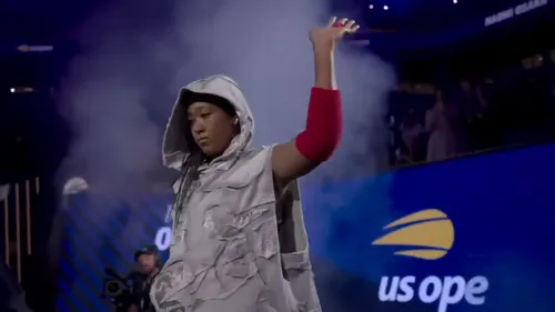 Naomi Osaka, apariție inedită la US Open, cu o ținută inspirată de stilul lui Allen Iverson. Foto: captură X / @usopen