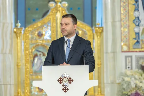 Pus de dl. Dracu să candideze, dl. Ciucu s-a dus azi la Biserică. Îmbrăcat în hainele de dumincă, a intrat emoționat în Catedrala Mântuirii, să le vorbească tinerilor ortodocși