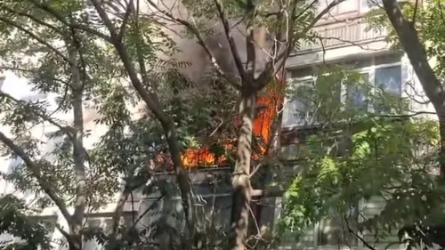 BREAKING | Incendiu violent în București, arde  cu flăcări imense un apartament dintr-un bloc de pe Mihai Bravu. Martor: A fost explozie