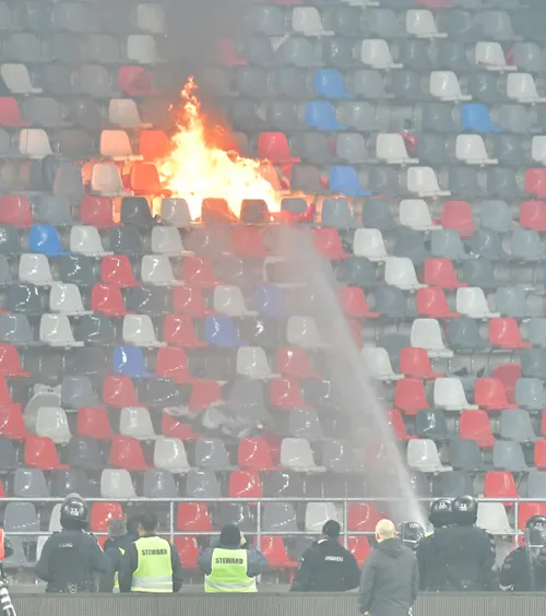 Polițist ultras, trimis în judecată   FOTO.  E acuzat că a incendiat scaune din stadionul Ghencea la  Steaua - Dinamo din 2023