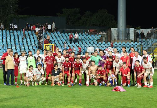 Jucătorii lui Sporting Liești și Dinamo s-au fotografiat împreună la finalul meciului (foto: Sport Pictures)