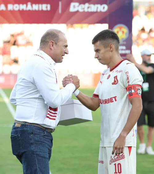 Finanțatorul echipei Sporting Liești, George Scarlat, a făcut oficiile de gazdă și i-a strâns mâna căpitanului lui Dinamo, Cătălin Cârjan (foto: Sport Pictures)