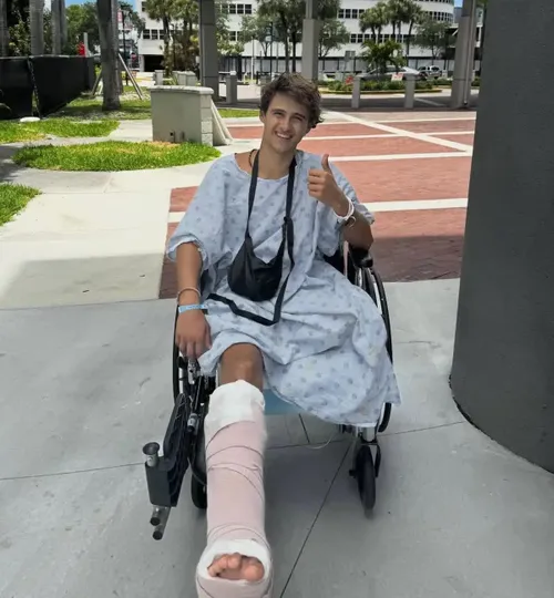 A rămas fără picior la Survivor  Vrea 100 de milioane de dolari după  accidentul șocant din Dominicană!  A dat în judecată firma controversatului  patron din Premier League