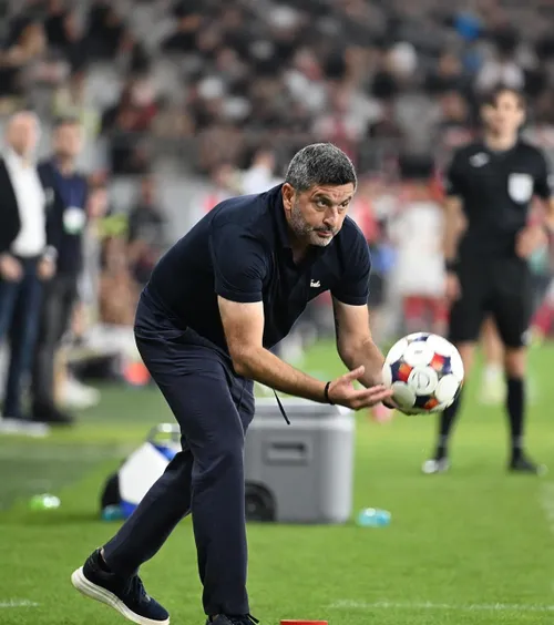 Ce se întâmplă cu Baciu  Gigi Becali s-a consultat cu galeria, după  înfrângerea cu Dinamo.  Noul obiectiv setat antrenorului