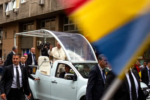 FOTO | Ziua în care Bucureștiul a zâmbit cel mai mult. Bucuria colectivă de la venirea Papei Francisc, în imagini-document din mai 2019