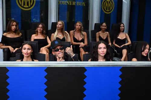 Rapperul Sfera Ebbasta a fost însoțit de 10 femei la Inter - Napoli. Foto: Imago