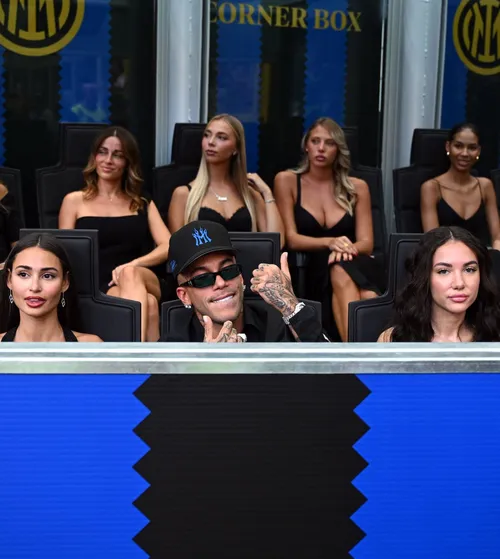 Moment bizar la Inter - Napoli   VIDEO.  Un rapper faimos a fost însoțit de  zece femei  la meciul lui Cristi Chivu