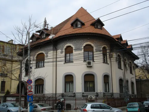 Splendoarea care domină două nobile străzi din București. Proprietarul clădirii superbe, faimos marinar, a sfârșit pe uscat, în cea mai cumplită catastrofă feroviară din istoria țării