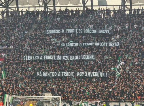 Ferencvaros - Ultras. Ultrașii gazdelor au afișat mesaje de amenințare (Foto: Facebook @FradiSas)