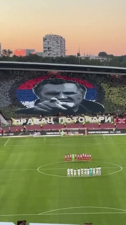 Suporterii Stelei Roșii Belgrad au afișat un mesaj controversat în memoria lui Ratko Mladić, înaintea derby-ului cu Partizan. Foto: captură X / @crvenazvezdafk