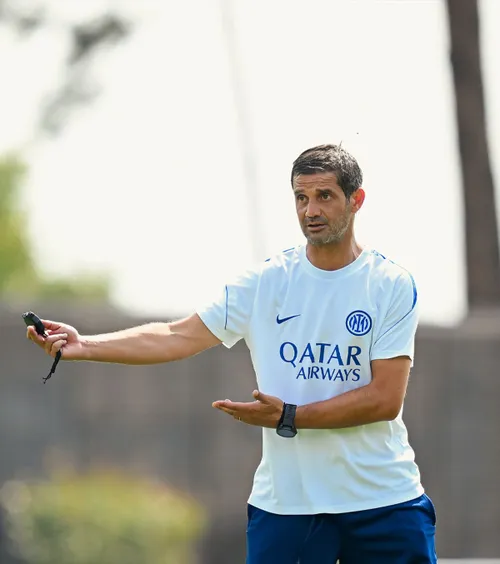 Chivu a făcut haz de necaz  Tehnicianul lui Inter a glumit pe seama  fazei controversate  cu Napoli » Jucătorii au izbucnit în râs  