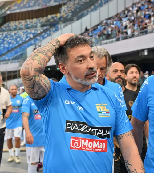 A tremurat tot interviul!  Imaginile cu legenda lui  Napoli  i-au răscolit pe fani: „Se mișcă necontrolat” 