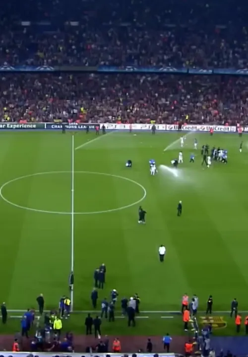 Momentul din 2010 când Barcelona a pornit sistemul de irigații de pe teren pentru a o împiedica pe Inter să sărbătorească. Foto: captură YouTube