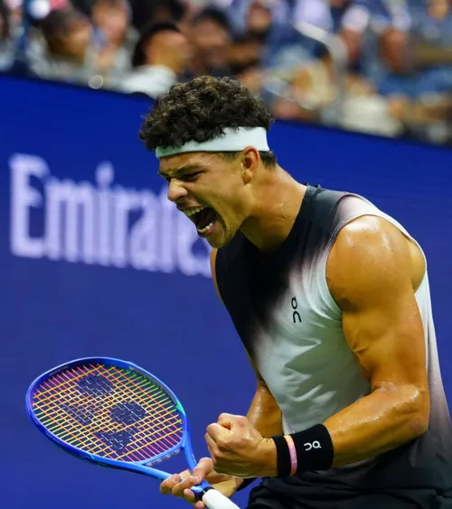 A învins omul-maraton!  Ben Shelton, în  semifinale la US Open,  după o victorie incredibilă cu Alcaraz, într-un meci care  s-a încheiat după 3 dimineața! 