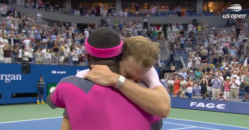 Momentul când Frances Tiafoe l-a îmbrățișat pe Alex Michelsen imediat după meci. Foto: captură X/@usopen