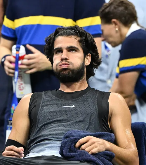 Meci crunt pentru Alcaraz   VIDEO.  Spaniolul a vomitat pe teren înainte de  setul decisiv  de la US Open + Conflict cu cameramanul