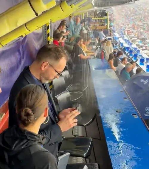 Probleme pe Camp Nou   VIDEO  Ce au pățit  jurnaliștii  în timpul meciului Barca - Feyenoord