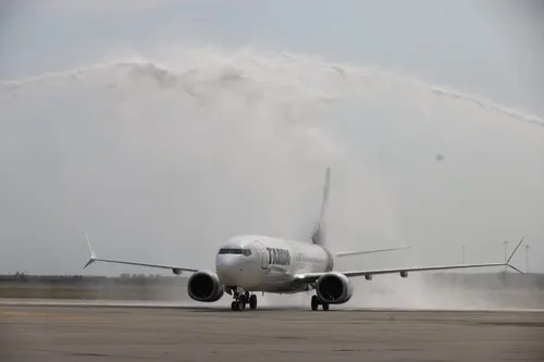 Aeronava Boeing 737 MAX „Mircea Lucescu”, intrată în flota TAROM după aproximativ 20 de ani. Foto: TAROM