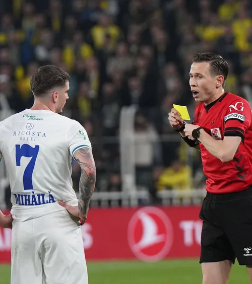 Mihăilă, eliminat!   FOTO:  A ratat cu poarta goală și a primit  „roșu” pentru un atac brutal