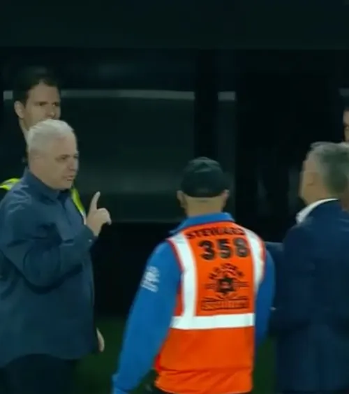 Șumudică, tensiuni cu Burcă   FOTO:  A refuzat salutul, apoi s-a dus peste arbitru! Scandal și între jucători.  Ce acuză antrenorul clujenilor