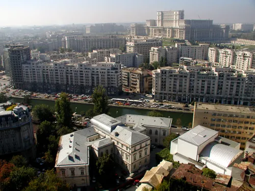 FOTO | Bucureștiul, văzut de pe covorul lui Aladin. Un tort cu acoperișuri ruginite, uriaș mozaic de suprapuneri și contraste, în imagini spectaculoase