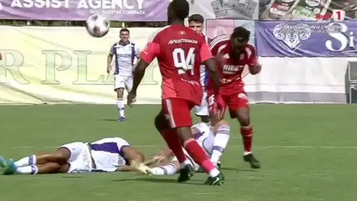 Momentul în care Gabriel Charpentier s-a accidentat în meciul FC Argeș - FC Botoșani. Foto: captură Prima Sport