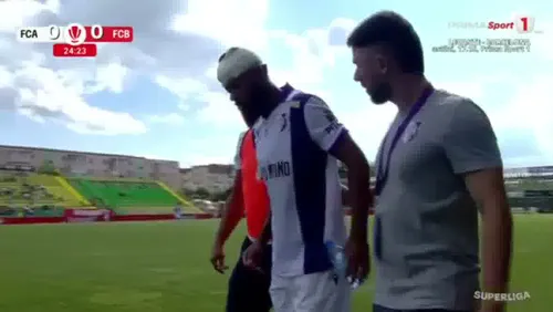 Momentul în care Gabriel Charpentier s-a accidentat în meciul FC Argeș - FC Botoșani. Foto: captură Prima Sport