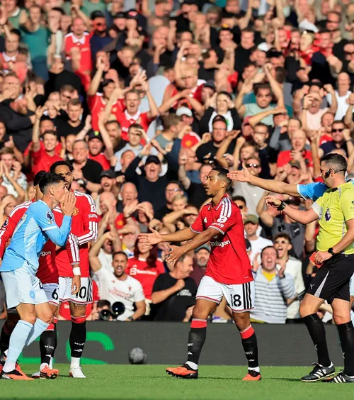 Foden, eliminat!    FOTO:    Gest violent în meciul United - City!  Primul roșu al carierei în Premier League pentru starul lui Maresca!