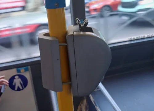 FOTO | Vestigiu al transportului public din București, descoperit azi pe linia 468. Un compostor se ține cu ghearele de bara autobuzului, ca-n vremurile când perfora bilete STB