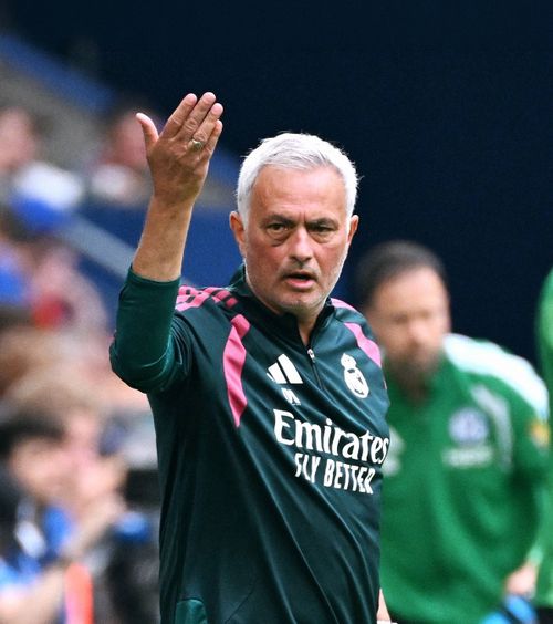„Este ciudat, nu?”   Mourinho,  scenă „regizată” la finalul conferinței. Apoi s-a ridicat de pe scaun și a ieșit
